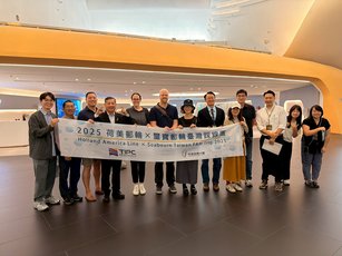 郵輪業者代表參訪高雄港旅運中心，臺灣港務公司與高雄市政府團隊共同迎接踩線團(左3：璽寶郵輪航線規劃與分析經理Jeff Shieh、左4：港務公司王錦榮總經理、左5：荷美郵輪岸上觀光產品經理Madeleine Ninness、左6：荷美郵輪航線與行程規劃部經理Chris Bacon)。(台灣港務公司提供)