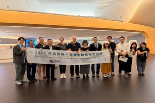 郵輪業者代表參訪高雄港旅運中心，臺灣港務公司與高雄市政府團隊共同迎接踩線團(左3)璽寶郵輪航線規劃與分析經理Jeff Shieh、(左4)港務公司王錦榮總經理、(左5)荷美郵輪岸上觀光產品經理Madeleine Ninness、(左6)荷美郵輪航線與行程規劃部經理Chris Bacon(台灣港務公司 提供)
