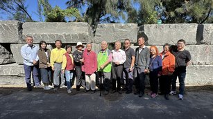 位於台灣玻璃館旁的「玻璃媽祖廟」長年受東北季風影響，柬埔寨台商林家民（左6）捐贈巨型花崗石打造擋風牆。（新唐人）