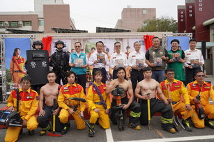 迎接馬年的到來，嘉義縣消防局18日舉行「消防桌曆」發表會。（嘉義縣消防局提供）