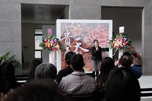 藝術家林函葦希望透過作品，喚起大眾對動物生態與環境保育的關注。（虎科大提供）