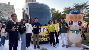 台灣首創兒少彩繪輕軌列車啟動。(圖／葉子棻)
