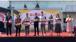 高樹鄉長梁正翰、屏東縣議員何春美、高樹鄉農會總幹事洪銘聰、高樹鄉婦女愛心協會理事長馮秀芳等人，為「族群融合──高樹民俗文化、農特產品活動」主持開幕。（新唐人）