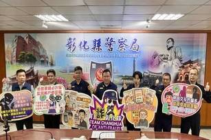 彰縣警局特別邀請知名魔術師「小翼」擔任本次記者會的防詐大使，透過趣味魔術表演穿插防詐宣導，貼近民眾生活讓防詐知識更易理解(彰化縣警察局 提供)