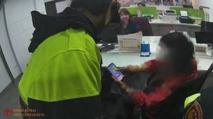 澎湖一婦人疑遭假投資詐騙指示欲貸款120萬元，員警到場及時制止。（澎湖縣警局提供）