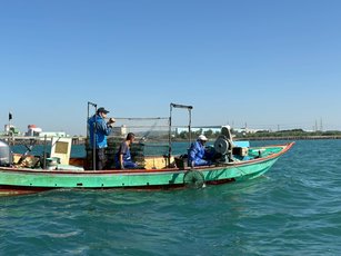 海洋局同仁在旁查看籠具清除之作業情形（高雄市海洋局提供）