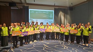 2025年12月23日，澎湖縣長陳光復舉行就職三週年施政說明記者會，會後與縣府各局處主管合影。（新唐人）