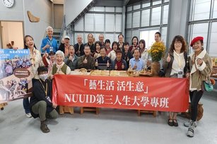 聯合大學工業設計系開辦的『藝生活  活生意』學分學程，20位苗栗在地大哥大姐們的亮眼學習成果，短短兩個月的每週半天上課，每位學員都能親手製造木凳、木砧板、木果盤、木匙…，展現精緻成熟的『木竹工藝』『創意與生意』課程學習成果