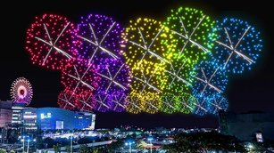 五彩色系煙火，呼應高雄應援風景，再現魅力瞬間。（圖／高雄市政府提供）