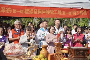 屏東縣潮州鎮污水下水道系統第一期管線及用戶接管第一標工程，由屏東縣長周春米及內政部長劉世芳共同上香祈福，祈求工程早日順利完工。(屏東縣政府提供)