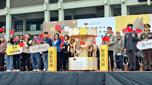 「躍動高雄 智慧共榮」議會與市府迎接115年元旦。(圖／葉子棻)