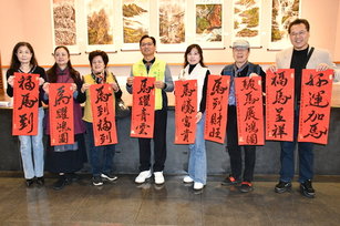 彰化縣藝術家學會以藝術回饋社會，連年舉辦「藝起做公益—書畫春聯活動」，為家扶中心、教養院及身心障礙庇護工場募款，所得全數捐出，推廣年節文化並凝聚社會愛心，聯展開幕林世賢市長到場向該理理事陳楣艷（右3）等人賀喜(彰化市公所 提供)