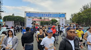 2026年1月18日，澎湖首屆「年年有魚」路跑活動在縣府廣場前鳴槍開跑。（新唐人）