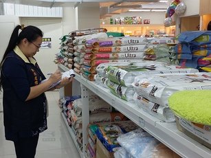 稽查產品類型包含國產、進口之乾糧、濕糧、零食、罐頭、生鮮冷凍、潔牙骨及補助食品等。（高雄市農業局提供）