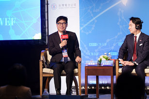 高雄市長陳其邁出席2026天下經濟論壇，與北九州市長武內和久及中信銀董事長陳佳文對談，深化台日產業合作，期待未來攜手北九州打造台日合作新典範。(圖／高雄市政府 提供)