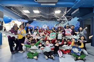 蚵仔寮文化協會與海洋局一同帶領蚵寮國小學童走讀及探索漁村風采(高雄海洋局 提供)