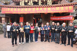 歲末臘八送暖 新港奉天宮關懷弱勢發放慰問金（新港奉天宮提供）