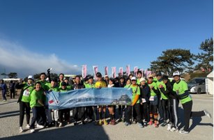 館山市官方與台灣跑者起跑前大合照。 前左四：館山市市長 森正一；左前六：「全球百鐵認證」創辦人陳彥良；左前七：「醫護鐵人」共同創辦人洪緯欣；左前八：董事長樂團主唱「吉董」（吳永吉）；右前二：探索者運動執行長 陳天利以及任職於台積電的台灣跑者群。 (圖片來源：醫護鐵人)