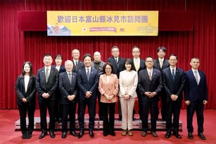 氷見市訪問團由市長菊地政寬率市府產業振興部、觀光協會團隊以及淺野總一郎翁事蹟彰顯會一行12人到訪(高雄市議會 提供)