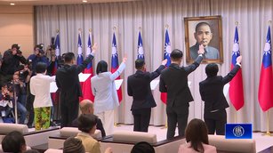 民眾黨陸配立委李貞秀宣誓就職 國籍疑慮未解