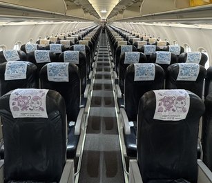 台灣虎航機上蜜柑站長與虎將超萌頭枕巾（高雄捷運公司提供）