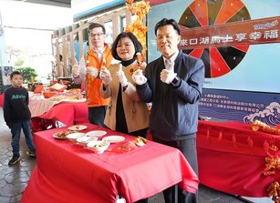 整合協會秘書長吳瑞忠、縣長張麗善、農業處長魏勝德（從左至右），力推口湖鄉三寶「鰻魚、烏魚子、台灣鯛」，搶攻年節返鄉與旅遊人潮。（新唐人雲林辦事處提供）