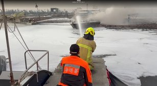 海巡及消防人員於岸上射水滅火（海巡署第四岸巡隊提供）