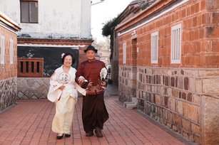 民眾可免費換上飄逸漢服，漫步古厝巷弄，拍出古風美照。（金管處提供）