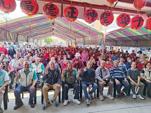 枋山鄉長羅金良(前排左三)感謝科技董座陳朝旺(前排左四)發紅包回饋故鄉。（圖／枋山鄉公所）