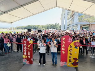 走春賞花、逛熱博  小米縣長送紅包與平安米  （屏東縣政府提供）