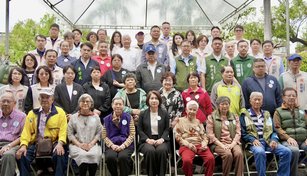縣長周春米偕同立法委員徐富癸及各級民意代表、縣府一級主管與受難者家屬，向受難者表達最深切的追思與崇高敬意。（屏東縣政府提供）