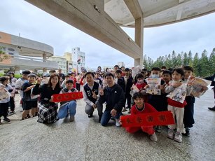 行政院南部服務中心副執行長顏子傑返回母校中正國小致贈元宵提燈。（中正國小提供）