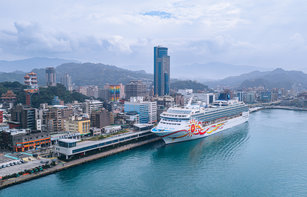 挪威太陽號靠泊基隆港東岸旅客中心（台灣港務公司提供）