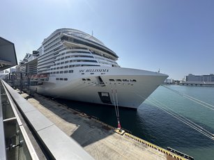 高雄港8日迎接歷年最大規模國際郵輪紀錄「MSC榮耀號」於高雄母港首航。(新唐人記者攝)