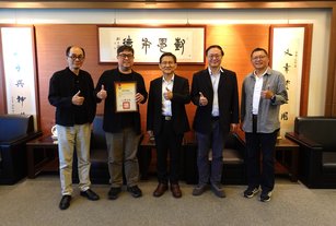 樹德科技大學會展行銷與活動管理系吳益任老師（左二）獲得教育部113年度「教學實踐研究計畫」績優計畫殊榮，與校長王昭雄（中）、副校長宋鴻麒（左一）、研發長許龍池（右一）、教務長陳文亮（右二）共同合照分享喜悅。（樹科大提供）