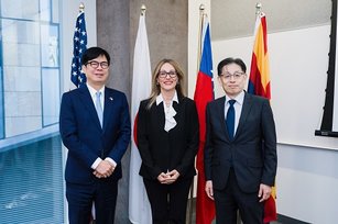 高雄市長陳其邁與熊本縣副知事共同率團拜會亞利桑那州商務廳總裁Sandra Watson，寫下高雄、熊本與亞利桑那州三方首度聯合對話的歷史新頁。（高雄市政府提供）