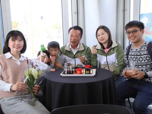 縣長翁章梁親自為民眾送上百合花束，與現場情侶及夫妻互動合影。（嘉義縣政府提供）