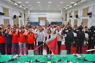 屏東縣政府警察局今(20)日成立「警用無人機隊」，由16名取得專業證照警員組成，可運用於大型活動維安、交通流量監控及夜間熱成像搜索。（屏東縣政府提供）