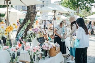 勝利星村春季「自然花藝DIY」親子手作，以親子與花藝派對，透過自然花材，讓孩子在過程中，拼貼出專屬的春日記憶，營造春天的繽紛(屏東縣府 提供)