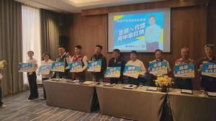 國民黨正式徵召，湖西鄉長陳振中（右4）宣布參選 2026 澎湖縣長。（新唐人）