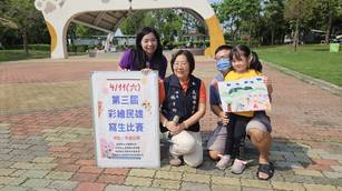 民雄鄉長林于玲表示，舉辦親子戶外寫生比賽的目的，希望能夠鼓勵孩子們勇敢地表達自己的創意和觀察力，同時促進親子間的關係。（民雄鄉公所提供）