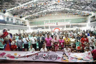 統一企業社會福利慈善事業基金會 舉辦｢Love媽咪 啾愛妳｣母親節公益活動大合照。（統一企業社會福利慈善基金會提供）