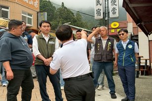 民進黨立法委員陳冠廷4月14日偕同立法委員蔡易餘、竹崎鄉長曾亮哲、中和村長洪銀盛及環境部、交通部觀光署阿里山國家風景區管理處、內政部、農業部林業及自然保育署、國有財產署與嘉義縣政府環保局等跨部會單位，前往嘉義縣竹崎鄉奮起湖地區進行現勘(陳冠廷服務處 提供)