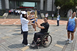 台灣輪椅羽球球后楊伊宸同學榮登世界排名第一，15日出席全大運聖火傳遞