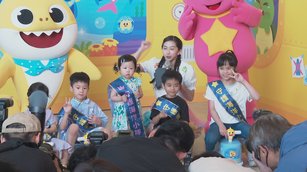 Baby Shark大展，人氣網紅「湘荷妹妹」（圖中）同框現身記者會，化身守護海洋小隊長。（記者王冠霖／攝影）