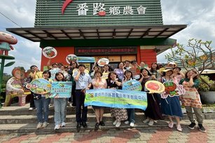 台中市戶外教育及海洋教育中心特別規劃至番路鄉農會進行實地研習，並體驗DIY手作課程「柿袋相傳」(番路鄉農會 提供)