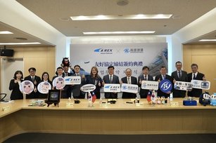 高捷國際與韓國公共運輸的現代化機場鐵路公司簽署「友好協定締結書」，結合彼此在交通樞紐營運上的優勢創新發展(高雄市捷運局 提供)
