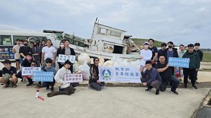 澎科大攜手高澎青年志工中心帶領學生守護海岸，40名師生於湖西鄉中西漁港遊憩區自主淨灘。（澎科大提供）