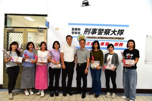 慶祝母親節 嘉縣警結合教保服務中心贈康乃馨（嘉義縣警察局提供）