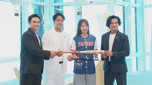 賈永婕下戰帖給林智勝 台北101青花瓷梅酒拚外交。左起統一獅隊資深打手陳鏞基、味全龍隊一軍助理打擊教練林智勝、台北101董事長賈永婕、富邦悍將隊資深游擊手王勝偉。
